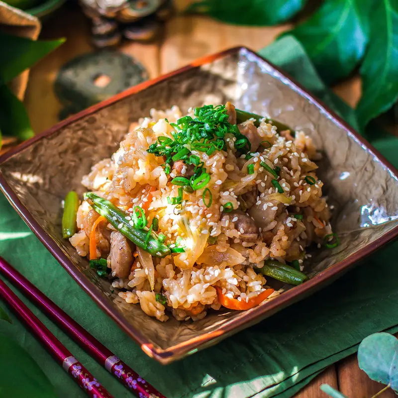 Тайский рис с цыплёнком и кунжутом в пряном соусе — курс «Паназиатская кухня»