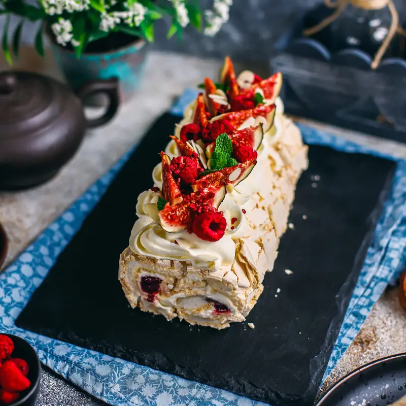 Меренговый рулет с малиной — курс «Домашние десерты»