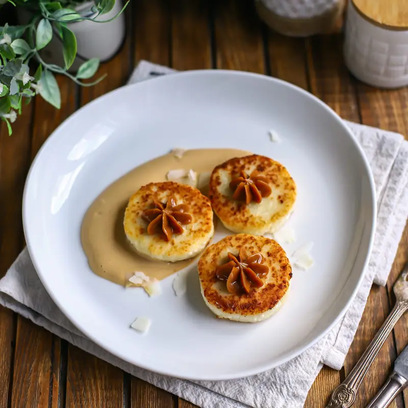 Сырники с кокосом, йогуртом и варёной сгущёнкой — курс «Эффективная кулинария»