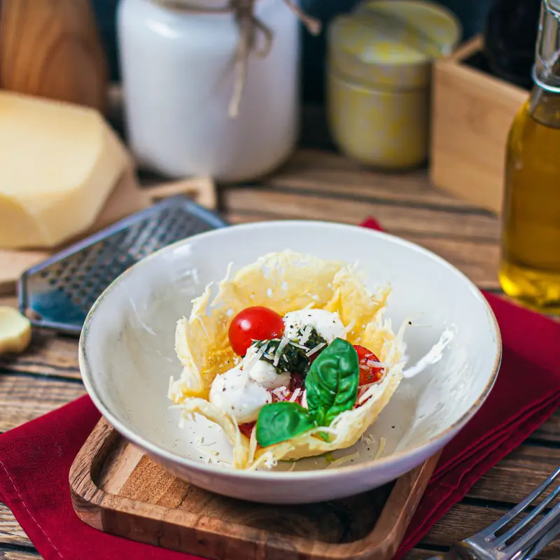 Капрезе с песто в сырной корзинке — курс «Итальянская кухня»