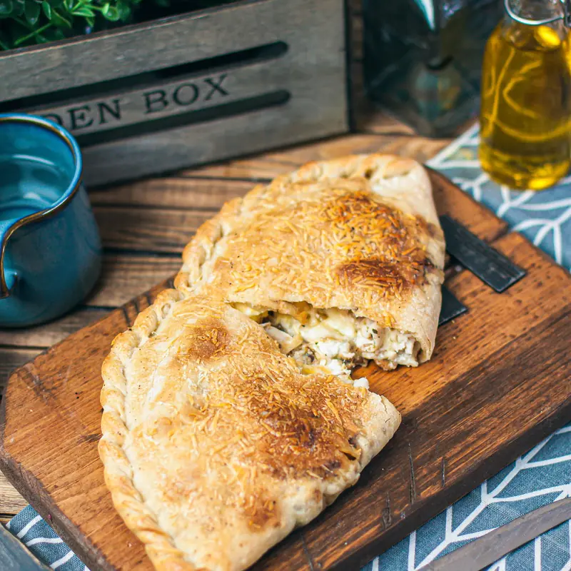Кальцоне с курицей, грибами и сырным соусом — курс «Итальянская кухня»