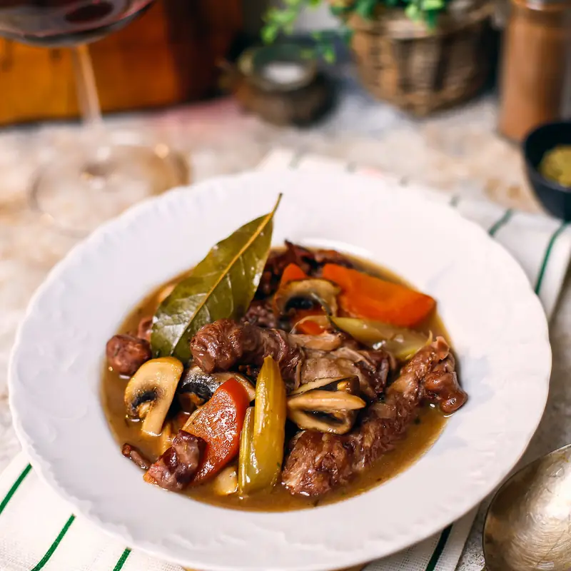 Петух, томлённый в вине с овощами: кок-о-вен — курс «Кухни мира»
