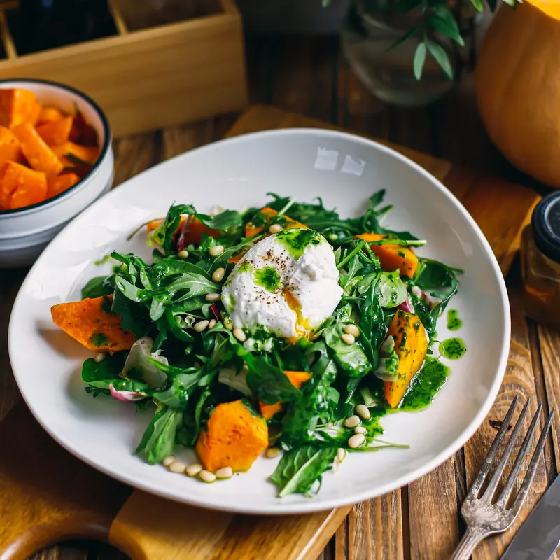 Салат с печёной тыквой, рукколой и яйцом-пашот — курс «Вегетарианская кухня»